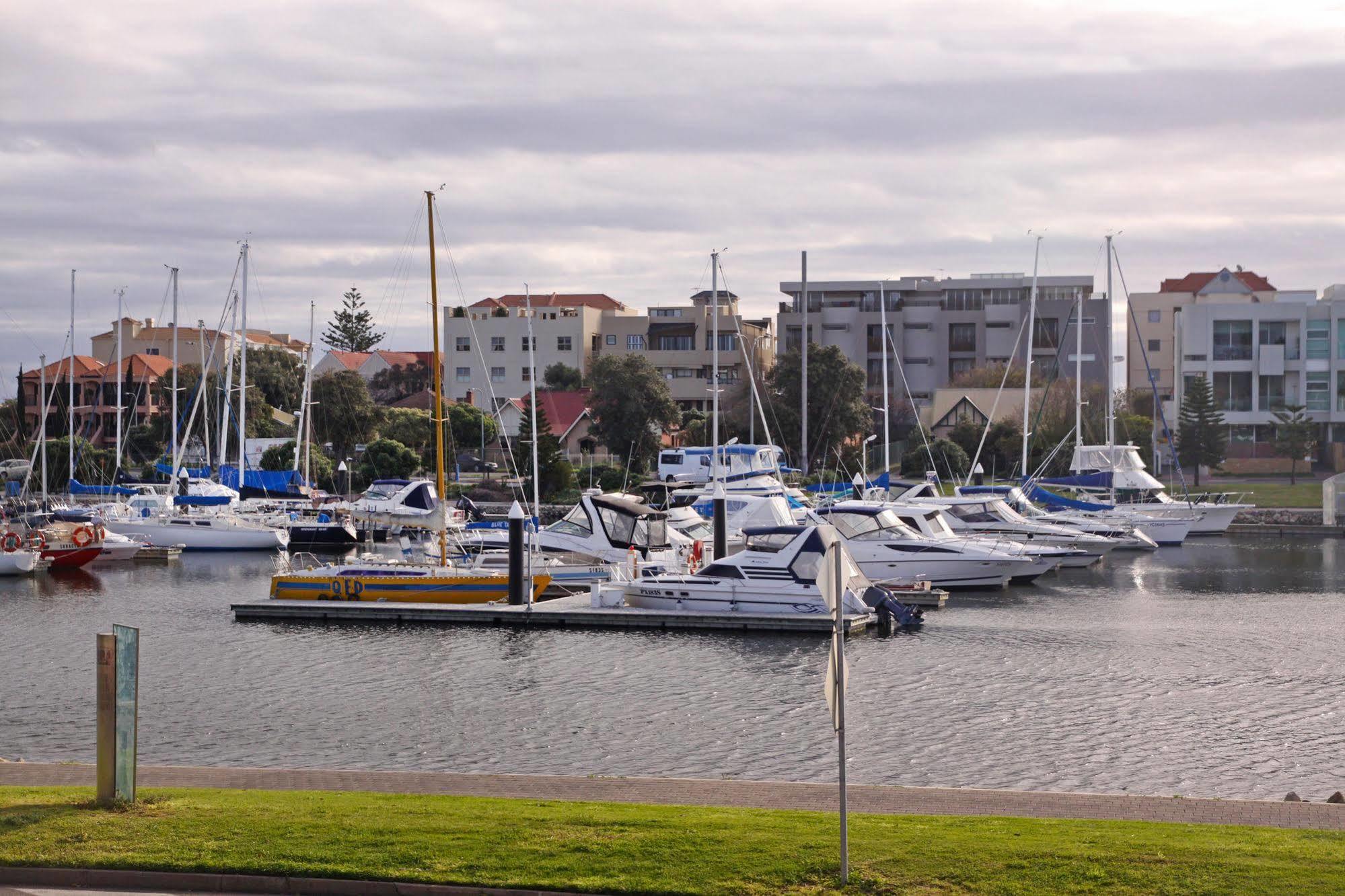 Bayswaterfront Apartments Аделейд Екстериор снимка