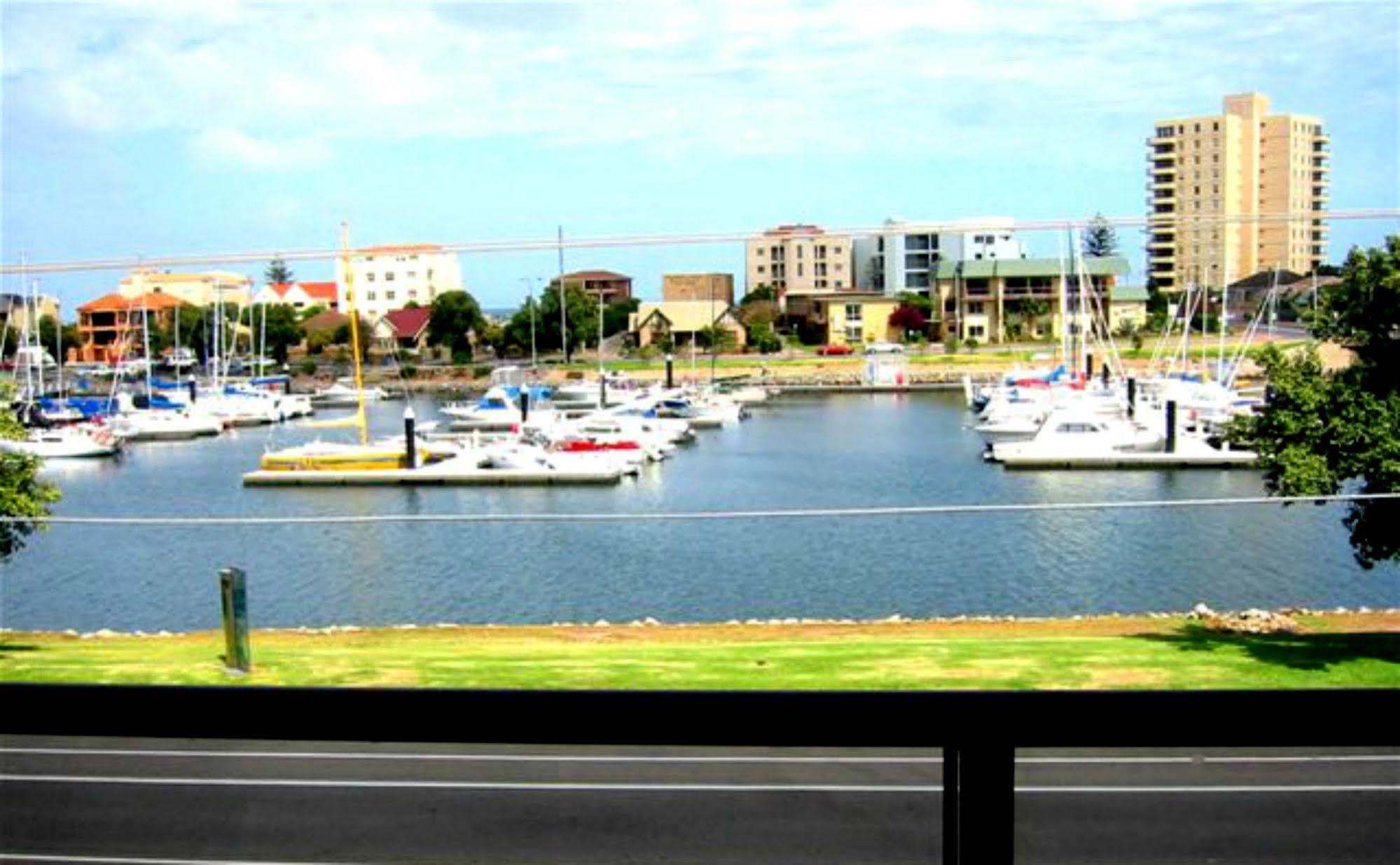 Bayswaterfront Apartments Аделейд Екстериор снимка