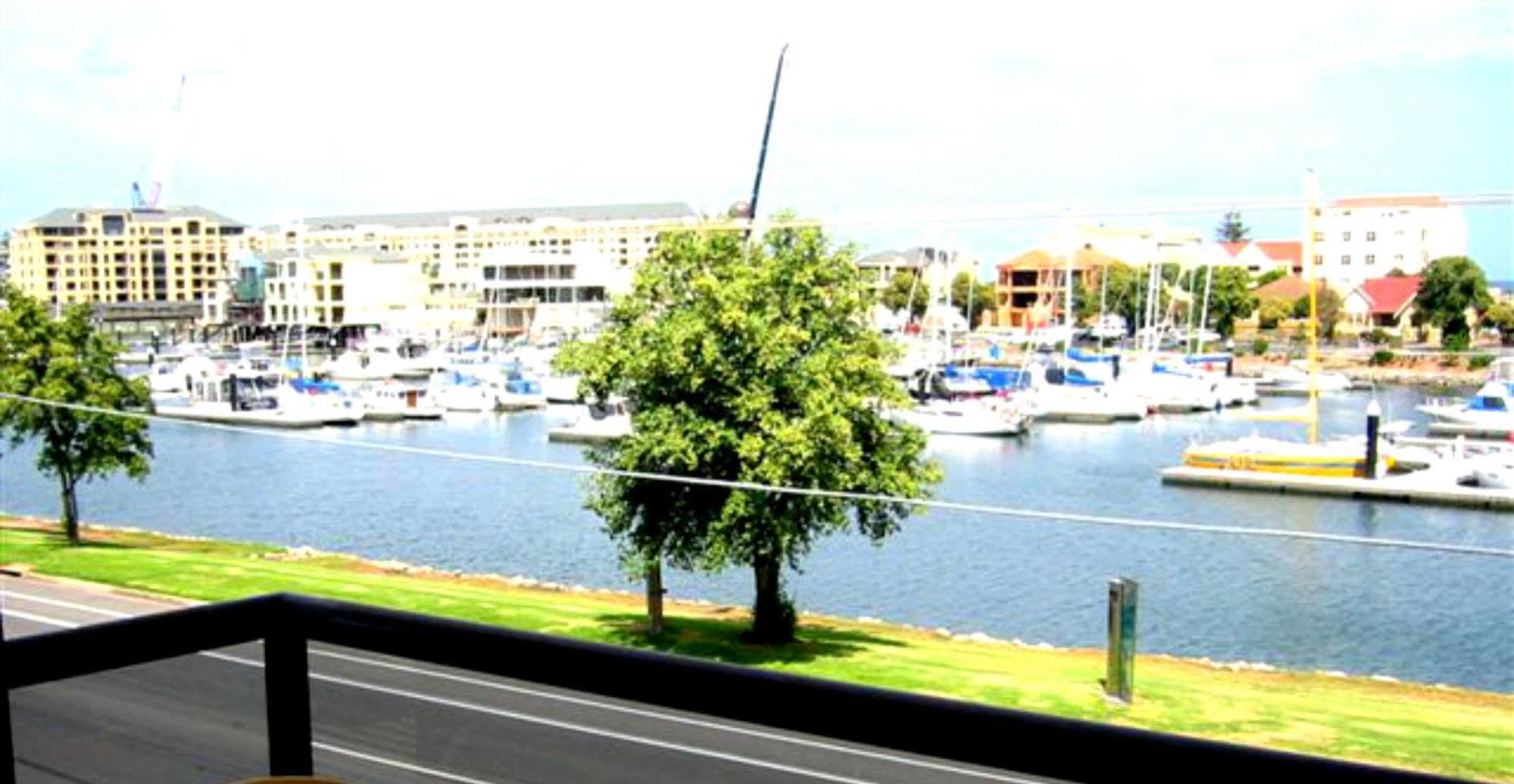 Bayswaterfront Apartments Аделейд Екстериор снимка